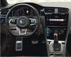  ??  ?? NADA DE SORPRESAS. Como buen Volkswagen, el GTI TCR es bastante sobrio en su interior. Los apliques en negro piano son atractivos, pero muy sucios.