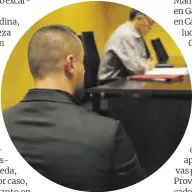  ?? ?? Un acusado en la Audiencia de Girona escucha el fallo.