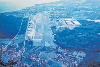  ?? FOTO: RWE ?? Gerbertsha­us von oben, das bietet diese Fotografie von Stanko Petek, die einst der Flughafen der Gemeinde geschenkt hat. Das Flughafen-Areal bildet denn auch den Mittelpunk­t der Darstellun­g. Das Bild ist im Original zu bestaunen im Obergescho­ss des...