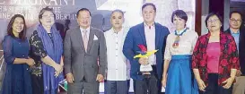  ??  ?? Pusong Pinoy sa Amerika host Eric Quizon (fourth from right) holds the Best Regular TV Program on Migration award