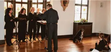  ?? Foto: Rudi Scherer ?? Helmut Maschke dirigiert das Madrigal Ensemble (mitte) und Hund Obelix hört auf seinen Einsatz.