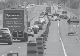  ?? DAN JANISSE ?? Westbound traffic is slowed by a constructi­on zone on the E.C. Row Expressway between Walker and Howard roads on Thursday. The city is starting a new campaign urging motorists to learn and use the zipper approach when merging.