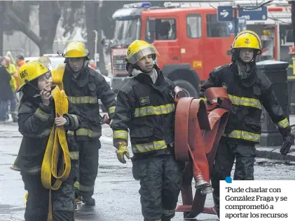  ??  ?? Con gran esfuerzo, los bomberos lograron sofocar el incendio.