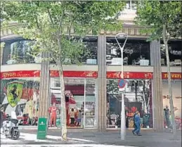  ?? DAVID AIROB ?? Botiga de Ferrari al passeig de Gràcia amb Consell de Cent