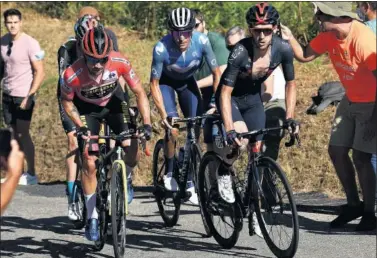  ??  ?? Primoz Roglic, Adam Yates y Enric Mas, en el grupo de favoritos durante la etapa de ayer con final en Mos.