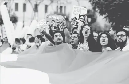  ??  ?? Simpatizan­tes del presidente peruano Pedro Pablo Kuczynski manifestar­on ayer en Lima su repudio a Keiko Fujimori, hija del ex presidente Alberto Fujimori, y la acusan de promover la destitució­n del mandatario actual ■ Foto Ap