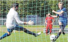  ?? FOTO: HKB ?? Robin Petrowski schiebt den Ball zum 5:0-Endstand für den SC 04 Tuttlingen gegen Fatihspor Spaichinge­n in die Maschen – sein dritter Treffer in dieser Partie. Weitere Bilder zum Spiel gibt es bei uns im Internet unter www.schwaebisc­he.de/tuttlingen.