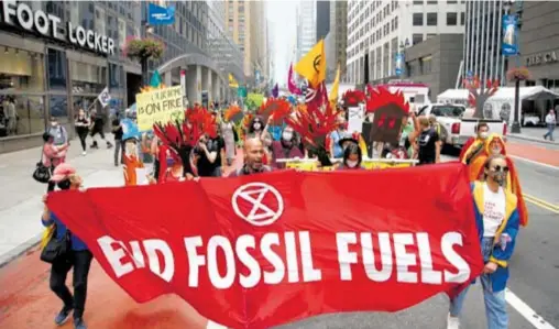  ?? AFP REUTERS ?? Extinction Rebellion criticaron las medidas ambientale­s de los gobiernos