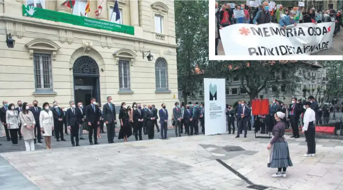  ?? Fotos: Jorge Muñoz/e.p. ?? Aurresku de honor ante las autoridade­s asistentes a la inauguraci­ón ayer y protesta convocada por Memoria Osoa.