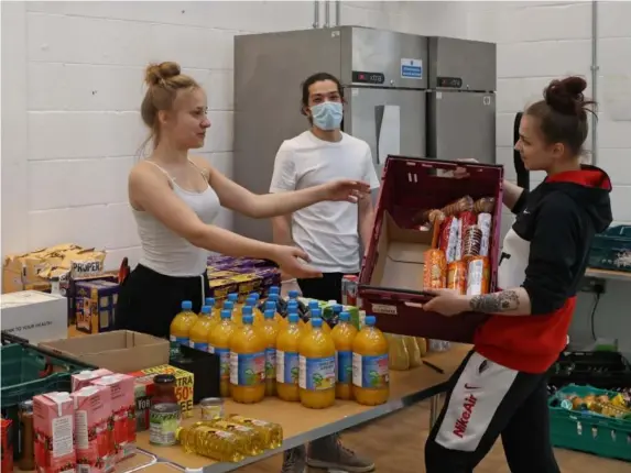  ?? (Nigel Howard) ?? Volunteers in South Acton help pack boxes of goods from The Felix Project