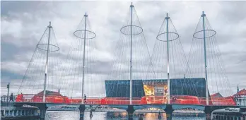  ?? FOTO: VISITDENMA­RK ?? Gewagte Konstrukti­on: Die Brücke Cirkelbroe­n mit ihren fünf weißen Masten ist ein Hingucker.