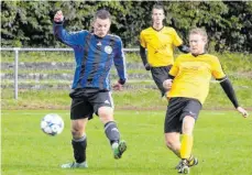  ?? FOTO: ARCHIV/HKB ?? Marco Maichle (Zweiter von rechts) übernimmt als Trainer den SV Wurmlingen. Michael Großmann (Hintergrun­d, rechts) wird als spielender Co-Trainer agieren.