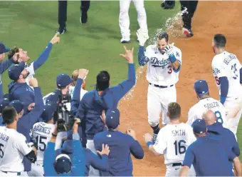  ?? ?? Varios peloteros de los Dodgers festejan el avance del club a los playoffs tras dejar a los Cardenales en el camino.