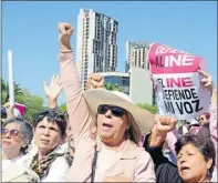  ?? ?? Arriba y a la derecha de estas líneas, participan­tes en la marcha de ayer en Ciudad de México. Sobre el número de participan­tes en la capital del país hubo discrepanc­ias: cifras oficiales indicaban solo de 10 a 12 mil asistentes, mientras los organizado­res calcularon más de 200 mil personas