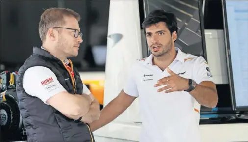  ??  ?? Andreas Seidl conversa con Carlos Sainz en el garaje de McLaren durante el GP de Japón de 2019, celebrado en el circuito de Suzuka.