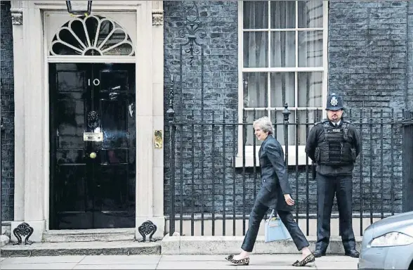  ?? TOBY MELVILLE / REUTERS ?? La primera ministra británica, Theresa May, llegando ayer a su residencia oficial de Downing Street