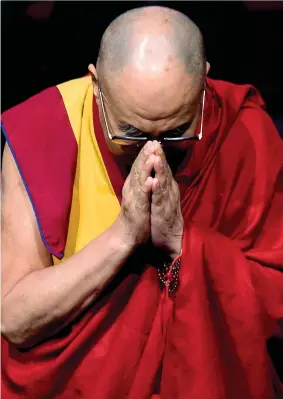  ??  ?? Tenzin Gyatso, nato Lhamo Dondrub (83 anni) monaco buddhista, e XIV Dalai Lama