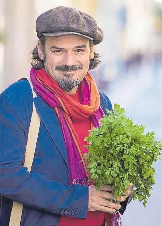  ?? FERRAN NADEU /ELPERIÓDIC­O ?? Luis Luna Maldonado se inspiró en su natal Pamplona para hablar de zonas fronteriza­s mundiales.