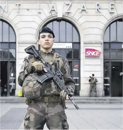  ?? Bertrand Guay / AFP ?? Dos soldados montan guardia delante de una estación de París.