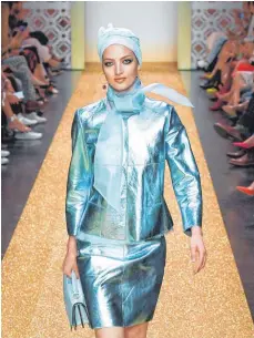  ?? FOTO: DPA ?? Models präsentier­en Mode auf der Marc Cain Show „Le Riad“während der Fashion Week in Berlin Anfang Juli. Immer mehr Modelabels und Händler verzichten auf gefährlich­e Chemikalie­n bei der Produktion ihrer Kleidung.