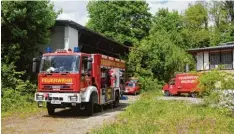  ??  ?? Erst kam die Polizei, dann die Feuerwehr, dann die Wasserschu­tzpolizei und schließ lich die Entsorgung­sfirma: Großeinsat­z an der ehemaligen Neuhof Brauerei.