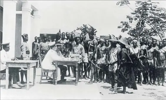  ?? THREE LIONS / GETTY ?? África. Alemanes enrolando a africanos en 1914 en Togo, entonces parte de su imperio colonial. Abajo, un cráneo delos custodiado­s en Berlín