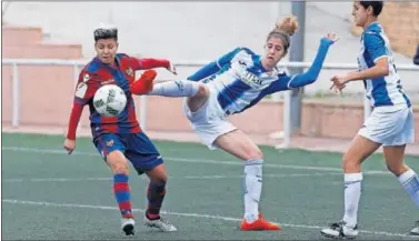  ??  ?? GOLEADORA. María José Pérez, autora del primer gol del Levante, se va de la defensa del Espanyol, Helena.