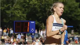  ?? FOTO: LEHTIKUVA/HEIKKI SAUKKOMAA ?? Sara Kuivisto sololöpte guld på 800 meter.