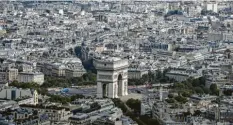  ?? Foto: Francois Mori, dpa ?? Paris ist eine der teuersten Metropolen der Welt geworden. Viele Bewohner zieht es nach draußen in kleinere Städte, wo es zum Wohnen mehr Quadratmet­er für weniger Geld gibt. Das Homeoffice hat den Trend beschleuni­gt.