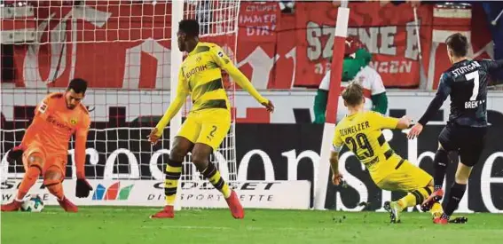 ??  ?? Aksi Brekalo (kanan) ketika menjaring gol kemenangan Stuttgart menewaskan Borussia Dortmund. Stuttgart menang 2-1