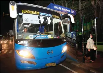  ?? DIMAS MAULANA/JAWA POS ?? SAMPAI MALAM: Sopir BRT melayani penumpang dari Bungurasih ke Sidoarjo di halte bus Pondok Jati.