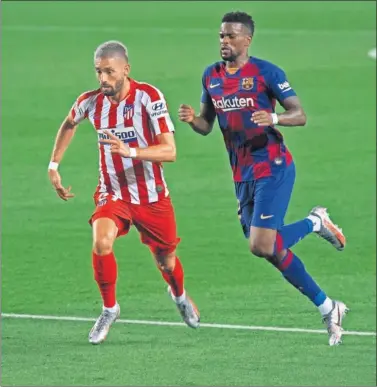  ??  ?? Carrasco conduce ante Semedo en el Barcelona-Atlético del pasado 30 de junio.