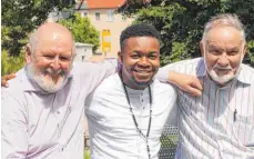  ?? FOTO: ALEXANDRA SCHNEID ?? Günter Heitzmann (links) und Harald Lode (rechts) unterstütz­en Destiny (Mitte) während seiner Ausbildung.