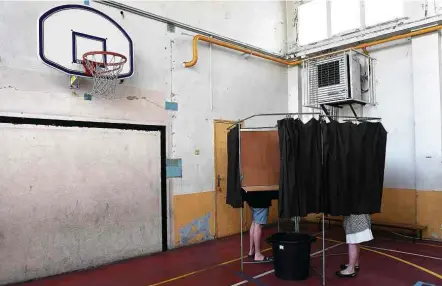  ?? Anne-Christine Poujoulat/AFP ?? Franceses votam nas legislativ­as em ginásio adaptado para zona eleitoral em Marselha, no sul do país, neste domingo