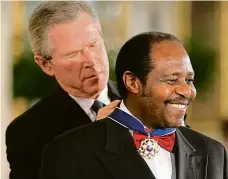  ?? Foto:ČTK ?? V Bílém domě Na snímku z roku 2005 predává prezident Bush Paulu Rusesabagi­novi prezidents­kou medailí svobody.