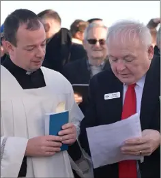  ??  ?? Fr. Mark O’Hagan chats with Jim Kerley at the unveiling ceremony of a memorial to the TSS Dundalk on the Navvy Bank.