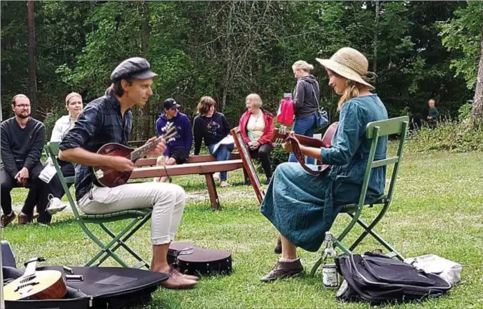  ?? KIMITOÖNS MUSIKGILLE/VERKSAMHET­SBERÄTTELS­E ?? MED MUSIKGILLE­T. Jimmy Träskelin och Milka Keihäs spelar i Sagalund i juli 2023.