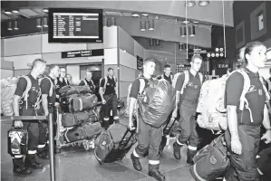  ??  ?? ANGGOTA tentera Perancis yang pakar dalam menangani kebakaran tiba di Lapangan Terbang Arlanda, utara Stockholm semalam. — Gambar AFP
