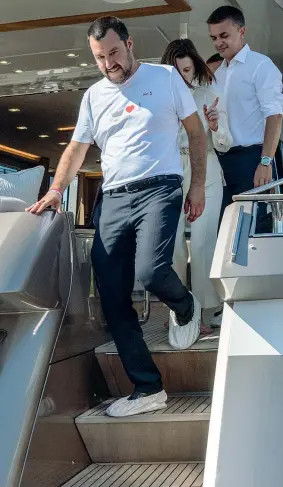  ??  ?? A Genova Matteo Salvini, 45 anni, ieri al Salone nautico con il viceminist­ro Edoardo Rixi, 44(Lapresse)