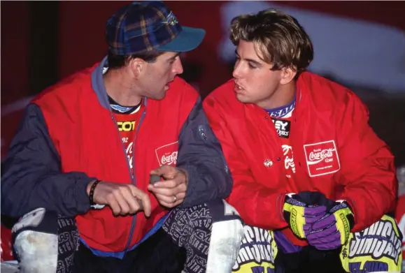  ??  ?? C’est en 1993 que Jeremy Mcgrath prend doucement mais sûrement la place de number One chez American Honda face à un Jeff Stanton en bout de carrière…