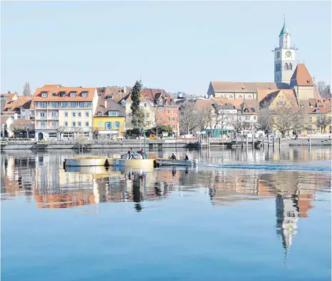  ?? FOTOS: BARBARA BAUR ?? Seltener Anblick: Mit einem Boot werden die schwimmend­en Gärten am Überlinger Ufer entlang zu den Villengärt­en gezogen.