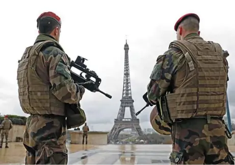  ?? (PHILIPPE WOJAZER/REUTERS) ?? Des militaires français en patrouille à Paris en 2016, dans le cadre de l’état d’urgence.