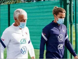  ?? (Photo FFF) ?? Deschamps et Griezmann à Clairefont­aine, masqués évidemment.