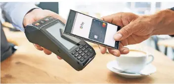  ?? FOTO: MASTERCARD ?? Besitzer einer Kreditkart­e von Mastercard oder Visa können künftig genauso mit ihrem Android-Smartphone im Café oder anderen Geschäften bezahlen wie Commerzban­k-Kunden.