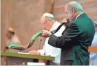  ?? JOURNAL SENTINEL FILES ?? Bob Pentler blows the shofar ushering in the Jewish “Days of Awe” during Rosh Hashanah service in 2013 at Congregati­on Shalom in Fox Point.