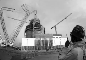  ?? PROVIDED TO CHINA DAILY ?? An employee supervises the installati­on of a nuclear reactor at a power station in Haiyang, Shandong province.