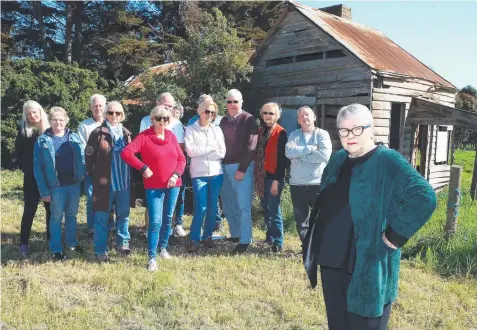  ?? Picture: ALISON WYND ?? ROADBLOCK: Residents of Whitcombes Rd are angry part of the road will be renamed and have enlisted the help of Western Victoria MP Bev McCarthur (front right).