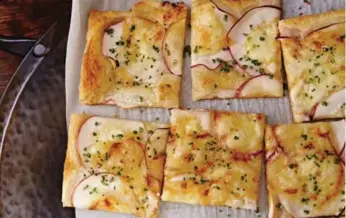  ?? CHRISTIAN LACROIX ?? Ricardo’s apple and cheddar tarts are excellent as a starter for your fall soirée.