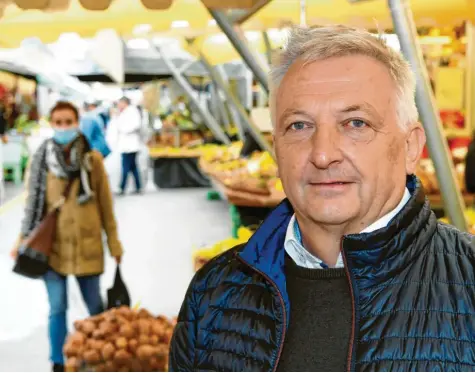  ?? Foto: Silvio Wyszengrad ?? Werner Kaufmann ist der städtische Marktamtsl­eiter.