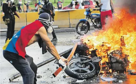  ?? Závratná inflace, násilné protesty a represivní režim prezidenta Nicoláse Madura přivedly Venezuelu téměř do stavu občanské války. Odchod ze země zvažují tisíce lidí – včetně těch, kteří mají české kořeny. FOTO PROFIMEDIA ?? Na pokraji války.
